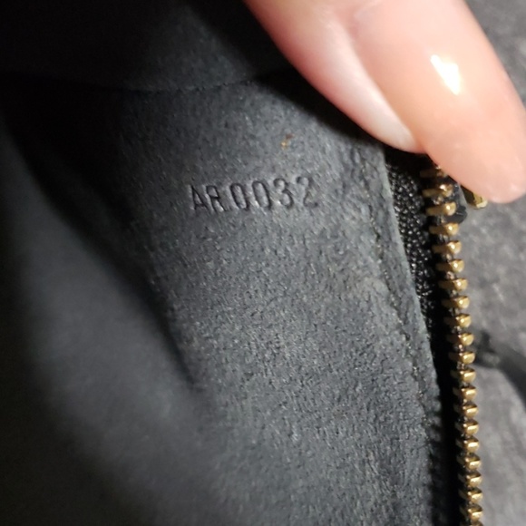 Louis Vuitton - Picture 4 of 4